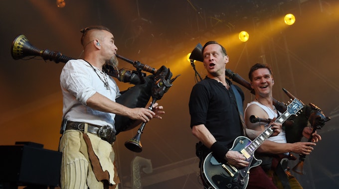 Die Musiker der Band "In Extremo", Boris Pfeiffer (l-r), Sebastian Lange und Marco Zorzytzky, treten am 27.05.2016 in München (Bayern) beim Musikfestival "Rockavaria" auf.