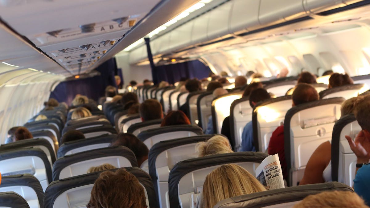 Reisende sitzen am 20. Oktober 2012 in der Kabine einer Maschine der Lufthansa auf dem Flug von Mumbai, Indien, nach München.&nbsp;