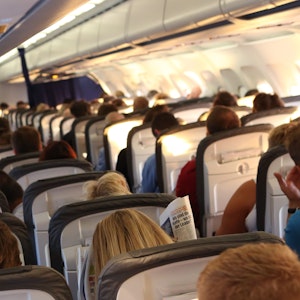 Reisende sitzen am 20. Oktober 2012 in der Kabine einer Maschine der Lufthansa auf dem Flug von Mumbai, Indien, nach München.