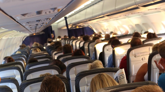 Reisende sitzen am 20. Oktober 2012 in der Kabine einer Maschine der Lufthansa auf dem Flug von Mumbai, Indien, nach München.