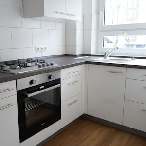 Die sanierte Küche einer Wohnung der Berliner Baugenossenschaft (bbg). Foto vom 31. Januar 2020.