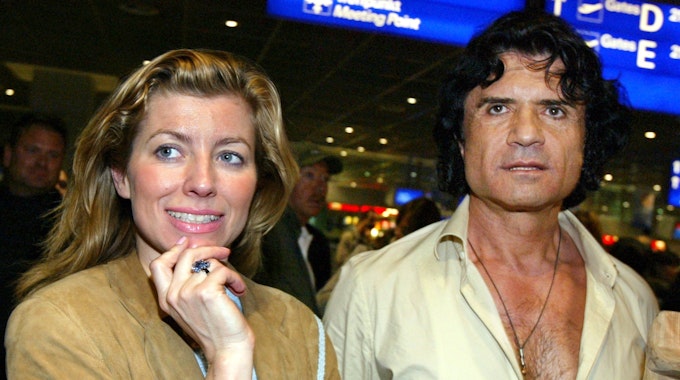 Susan Stahnke und Schlagersänger Costa Cordalis warten 2004 am Flughafen Frankfurt gemeinsam auf den Abflug ins Dschungelcamp.