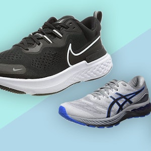 Marken-Laufschuhe von adidas, Asics und Nike in den Farben schwarz, weiß und grau.