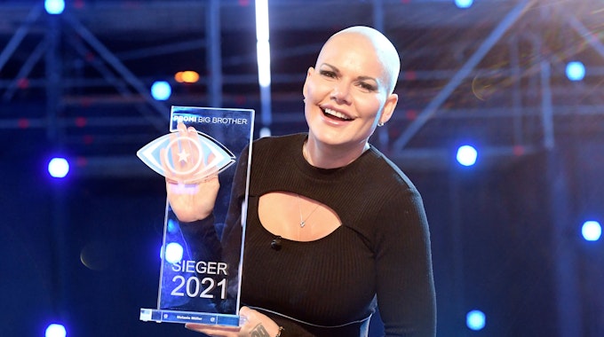 Melanie Müller zeigt ihren Pokal nach ihrem Sieg beim Promi Big Brother Event.