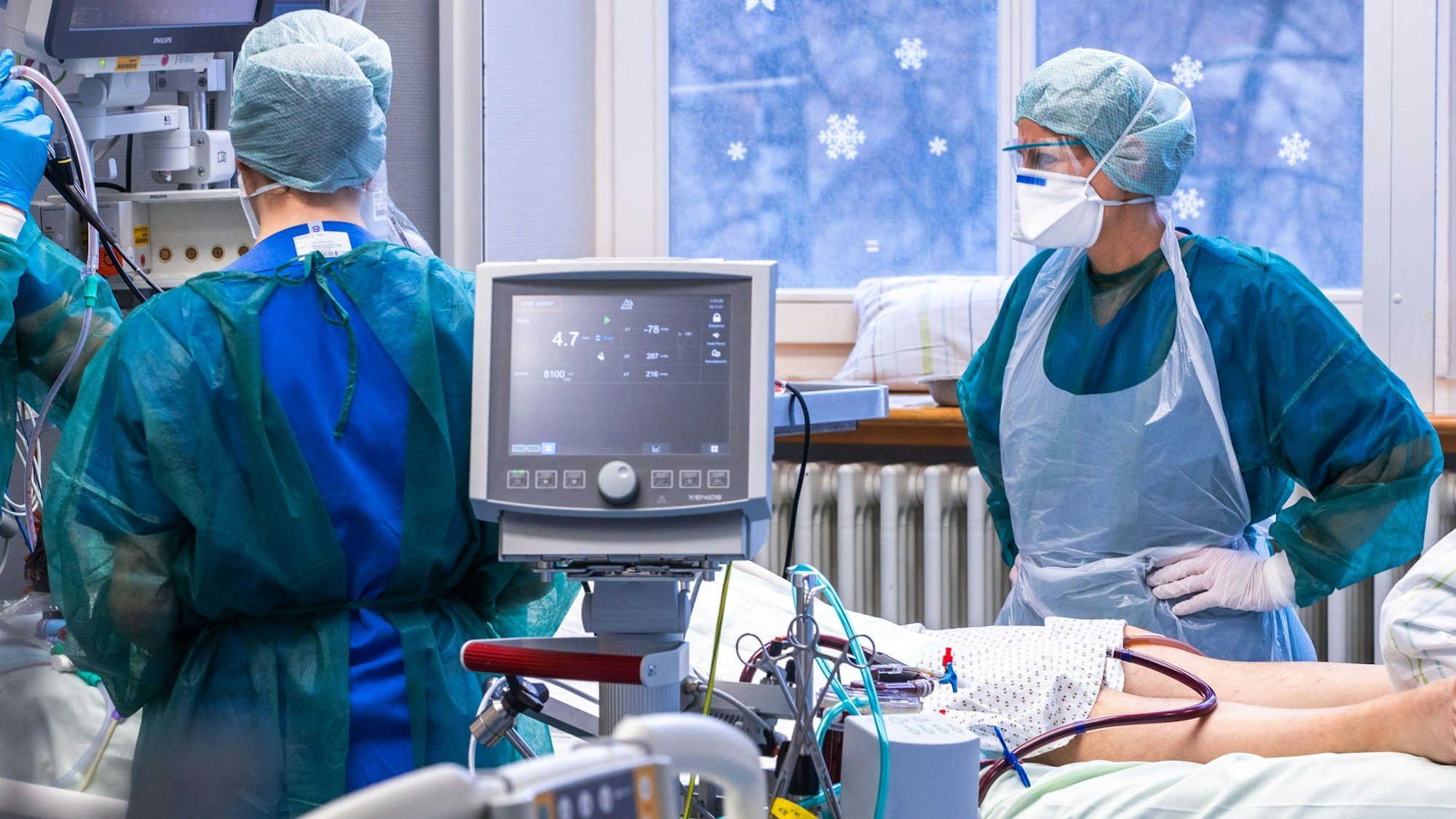 Ärzte und Pflegekräfte betreuen einen Patienten bei einer Lungenspiegelung in einem der Behandlungszimmer auf der Intensivstation in der Universitätsmedizin Rostock. Das Bild entstand am 30. November 2021.