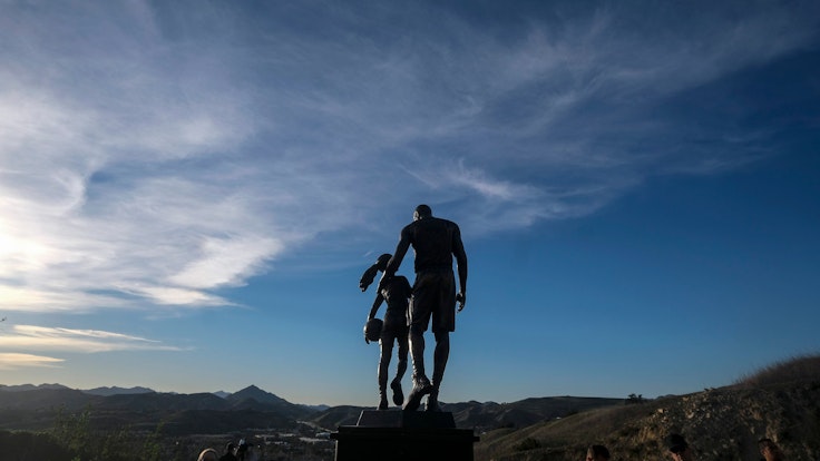 Die Statue für Kobe Bryant und seine Tochter in Calabasas.