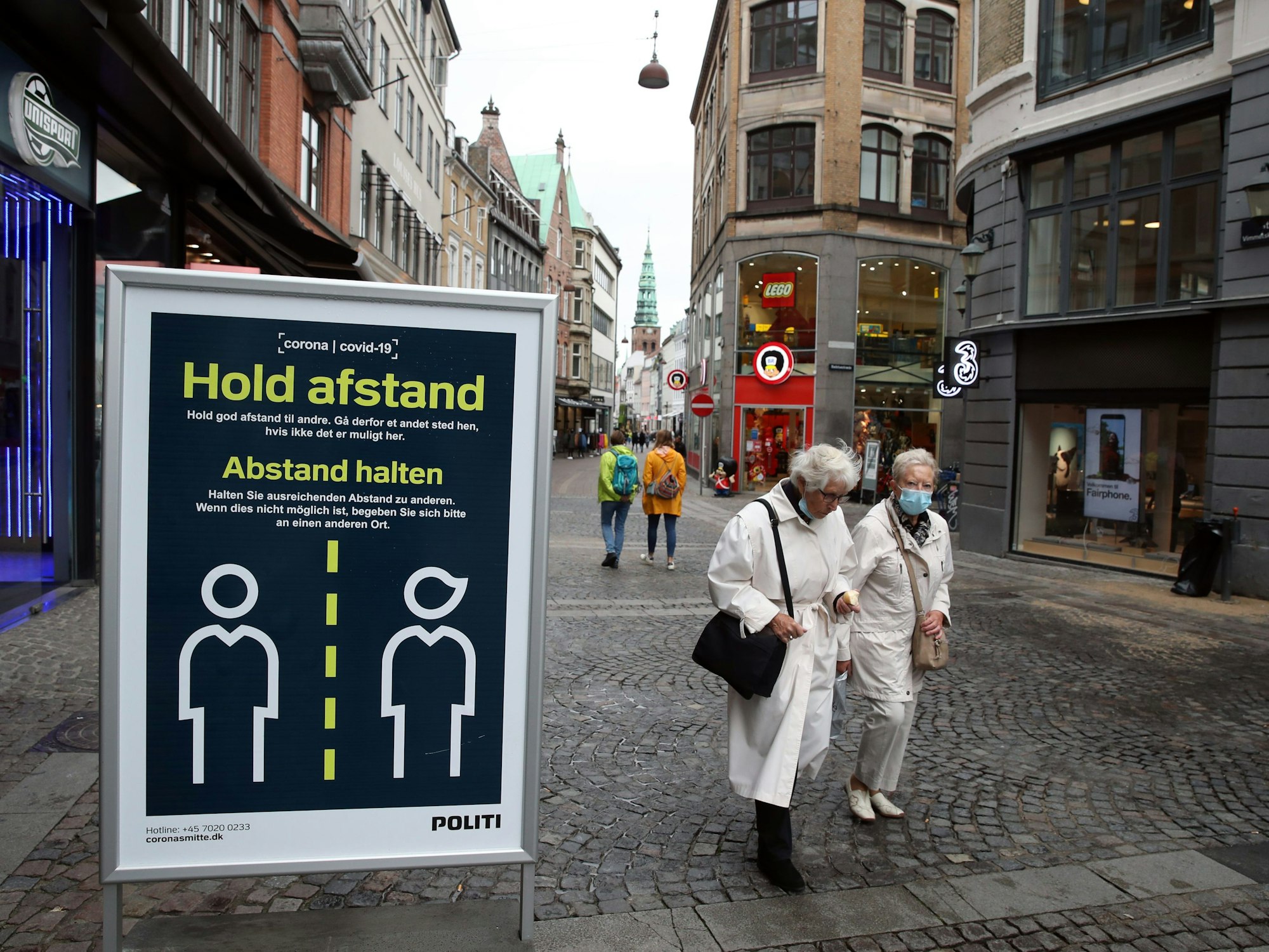 Dänemark im September 2020: „Abstand halten“ steht auf einem Schild in einer Straße in Kopenhagen.
