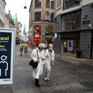 Dänemark im September 2020: „Abstand halten“ steht auf einem Schild in einer Straße in Kopenhagen.