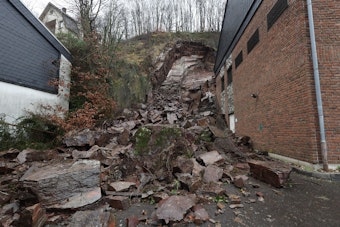 Mehrere große Felsbrocken sind in Altena unterhalb der Burg Altena abgerutscht.