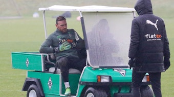 Tobias Sippel, Ersatztorhüter von Borussia Mönchengladbach, hat am Donnerstag (27. Januar 2022) verletzt das Training im Borussia-Park vorzeitig beenden müssen. Sippel wird mit einem Golf-Wagen vom Platz gefahren.