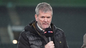 Trainer Friedhelm Funkel am 11. März 2020 im Mönchengladbacher Borussia-Park. Funkel spricht in ein Mikrofon des TV-Senders „Sky“.
