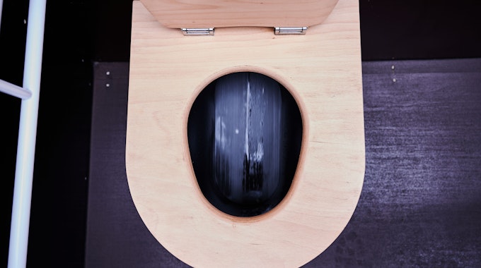 Das Symbolfoto zeigt eine Toilette mit geöffnetem Klodeckel.