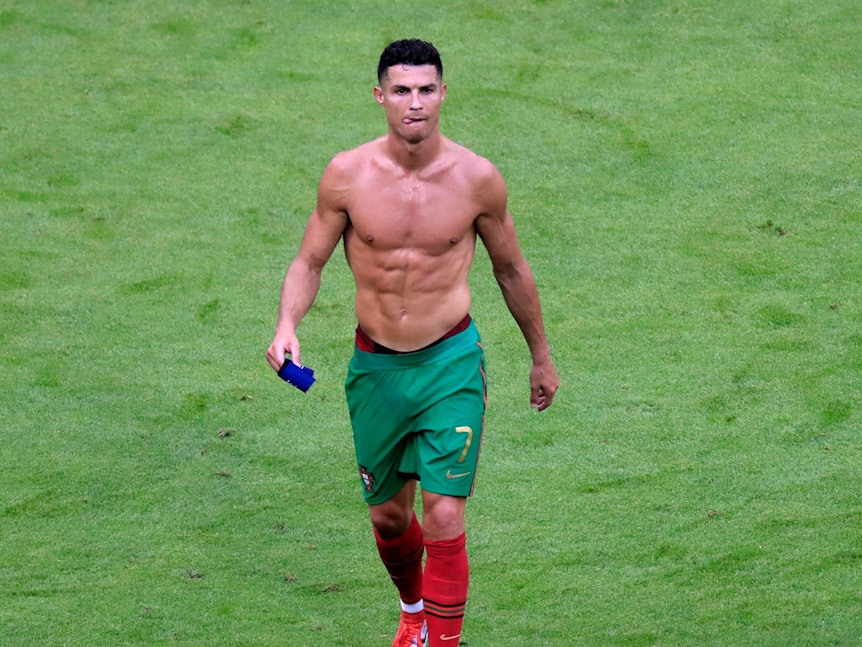 Cristiano Ronaldo geht oberkörperfrei über den Platz.