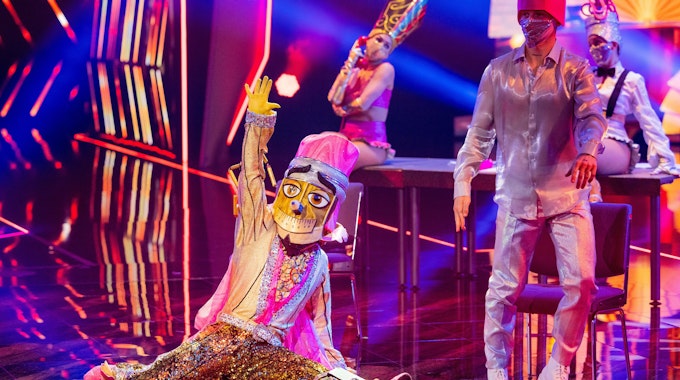 Die Figur „Der Buntstift“ steht in der ProSieben-Show "The Masked Dancer" auf der Bühne.