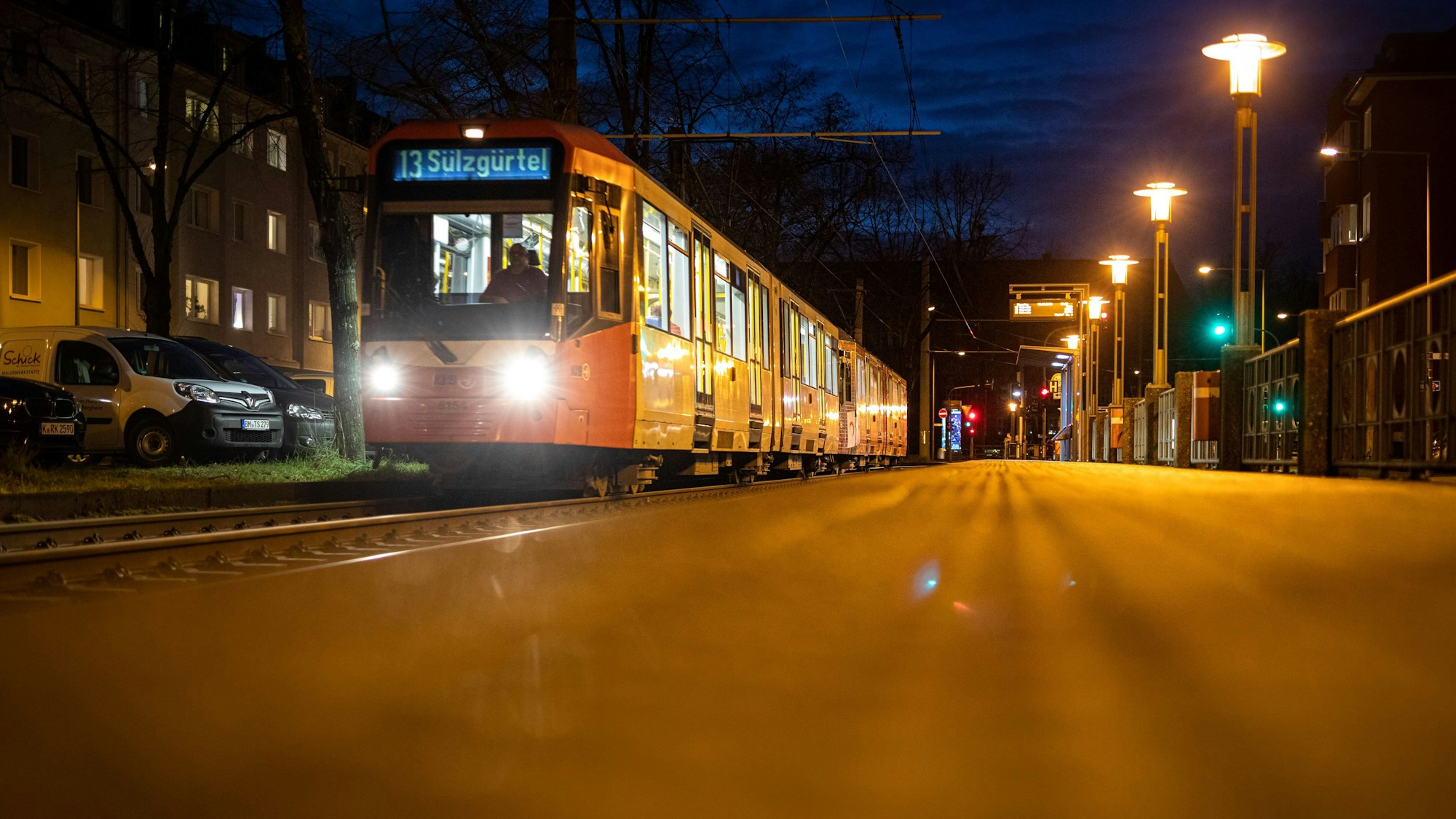 Am Wiener Platz in Mülheim hat sich am Donnerstagmorgen ein Unfall mit einer KVB-Bahn ereignet. Unser Symbolfoto vom 2. Februar 2021 zeigt eine KVB-Bahn der Linie 13.
