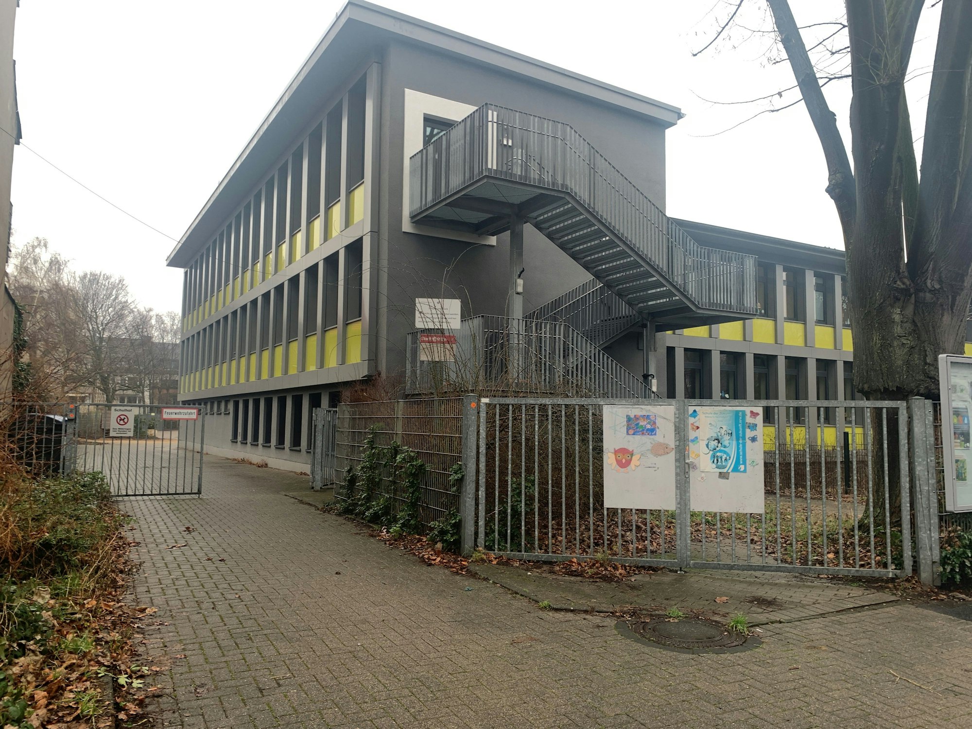 Haupteingang der GrundschuleNesselroder Straße in Köln-Niehl