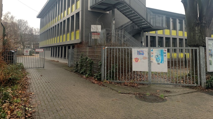 Haupteingang der Grundschule Nesselroder Straße in Köln-Niehl