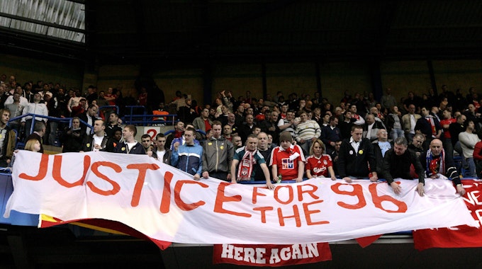 Die Fans zeigen ein Banner mit der Aufschrift: „Gerechtigkeit für die 96“.