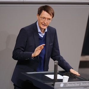 Karl Lauterbach, SPD-Bundestagsabgeordneter und Bundesminister für Gesundheit, spricht bei der Orientierungsdebatte zu einer SARS-CoV-2-Impfpflicht im Bundestag am 26. Januar 2022.