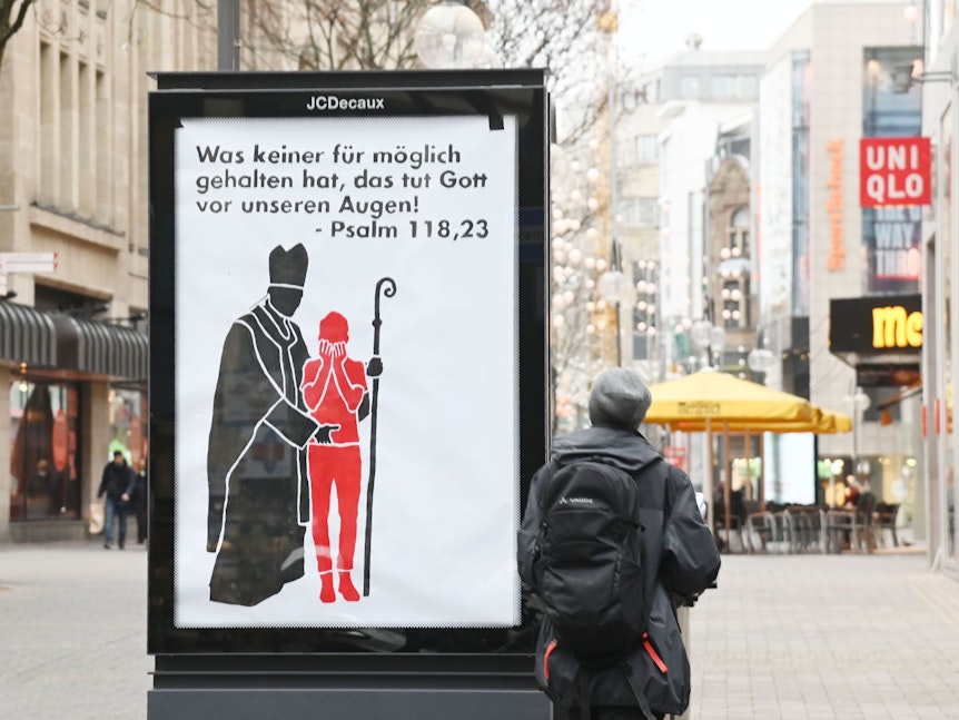 Auf der Ecke Gürzenichstraße / Große Sandkaule steht ein Plakat gegen Missbrauch in der Katholischen Kirche.