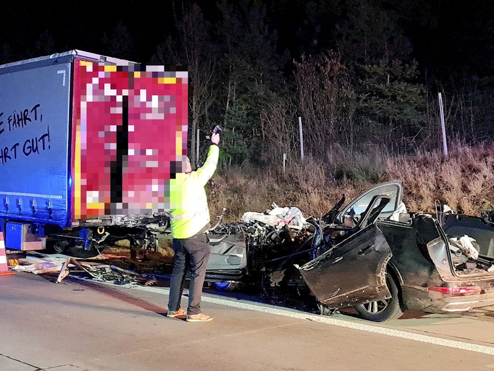 Ein Autowrack liegt an der Unfallstelle auf der Autobahn 9 zwischen Klein Marzehns und Niemegk (Landkreis Potsdam-Mittelmark) in Fahrtrichtung Potsdam. Beim Zusammenstoß eines Autos mit einem Lastwagen ist ein Autofahrer ums Leben gekommen.