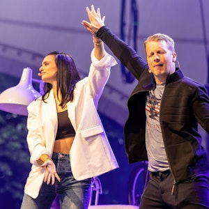 Comedian Oliver Pocher und seine Frau Amira Pocher treten mit ihrem Programm „Die Pochers“ auf der Gilde Parkbühne auf. Das Foto entstand am 3. Juni 2021.