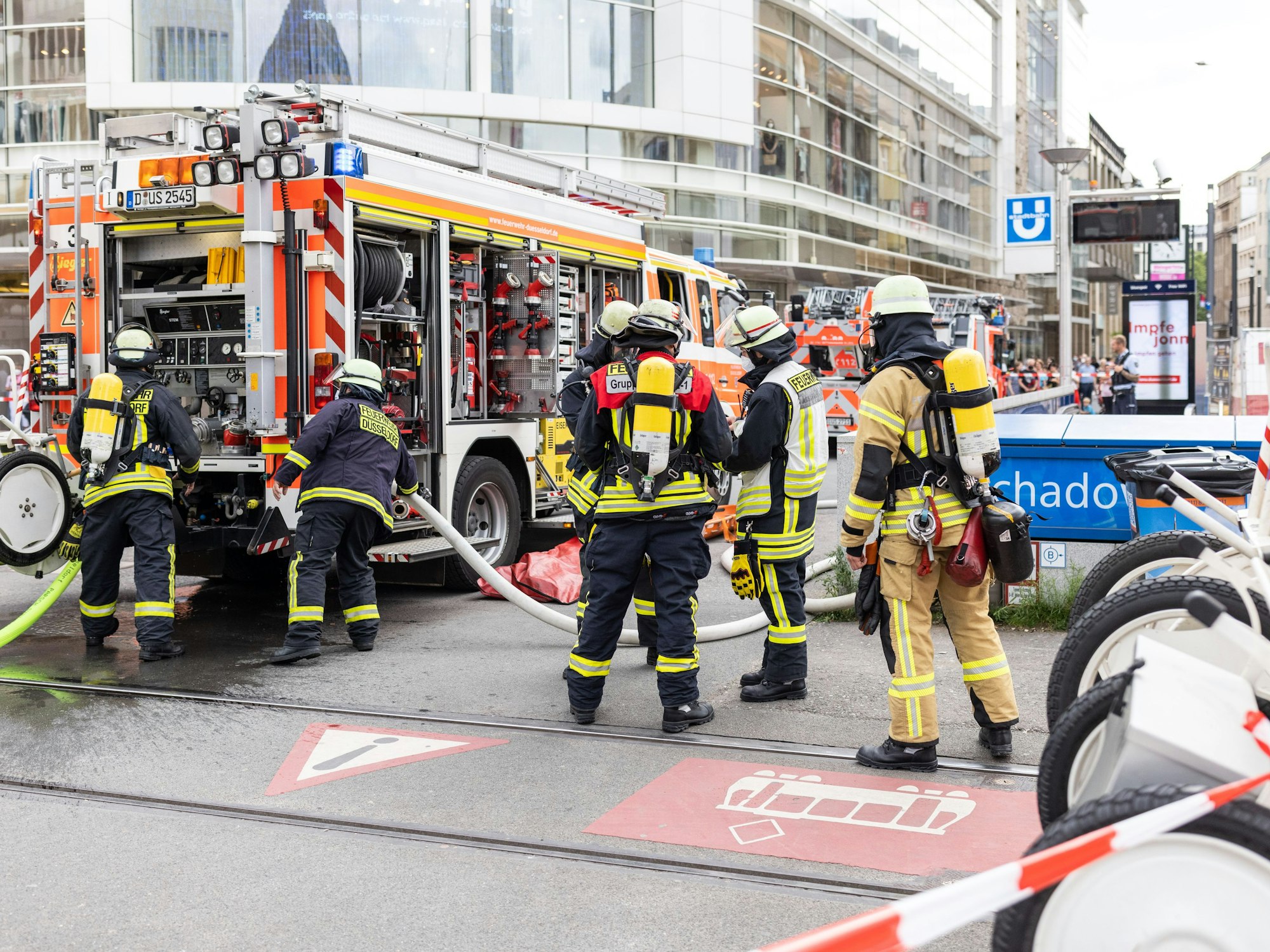 Zahlreiche Einsatzkräfte der Feuerwehr stehen am 12. Juli 2021 vor dem U-Bahnhof Schadowstraße.