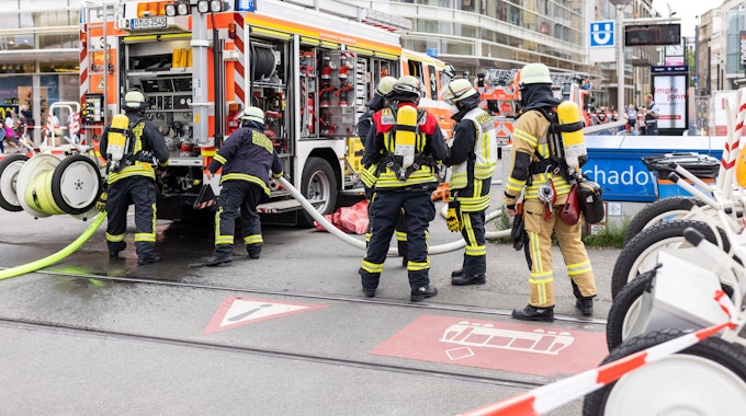 Zahlreiche Einsatzkräfte der Feuerwehr stehen am 12. Juli 2021 vor dem U-Bahnhof Schadowstraße.&nbsp;
