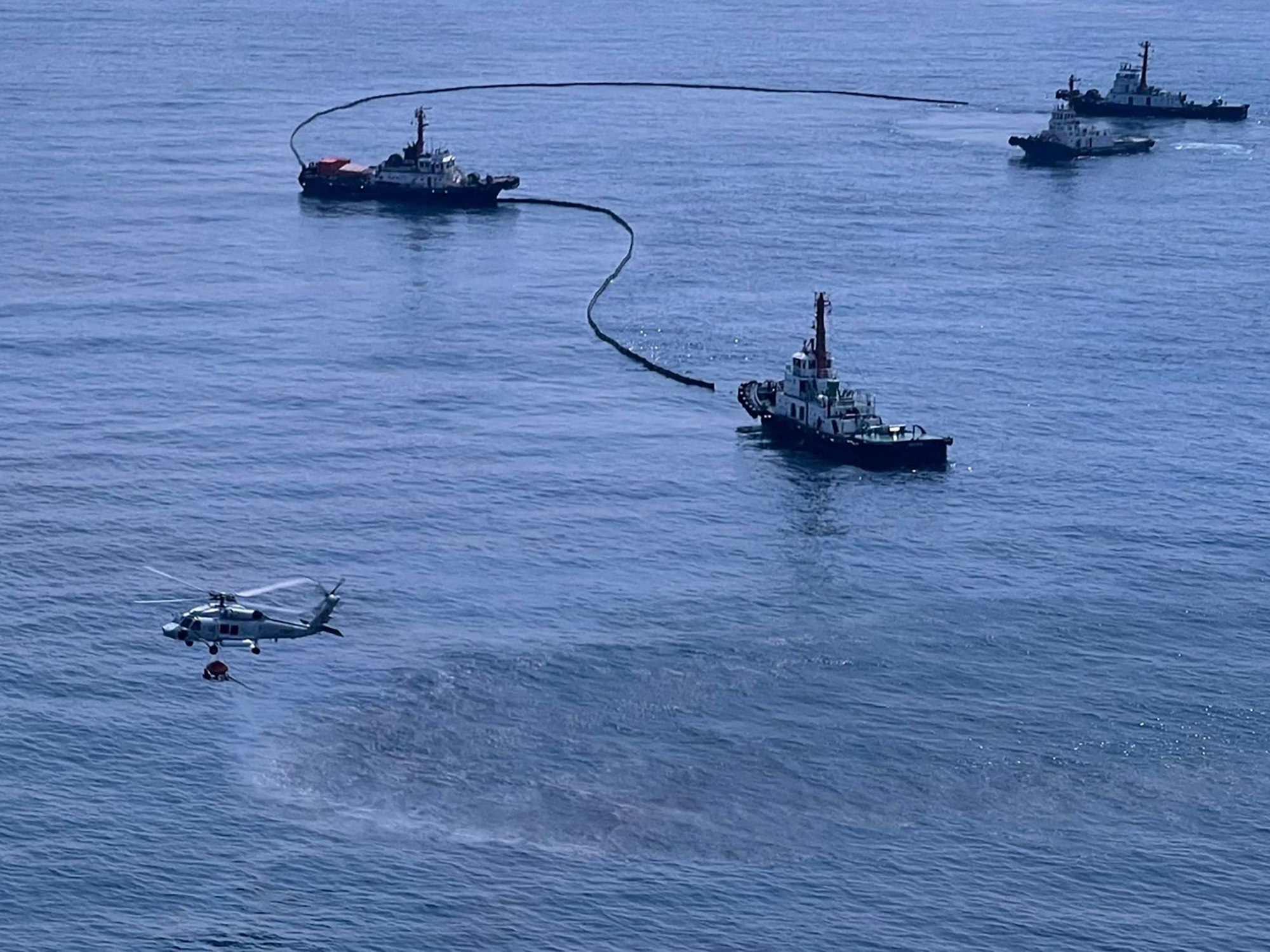 Das Foto vom 27. Januar 2022 zeigt die laufende Reinigung von Rohöl, das durch ein Leck aus einer Unterwasserpipeline der Star Petroleum Refining Public Company Limited im Golf von Thailand in der Nähe von Rayong in den Ozean fließt.