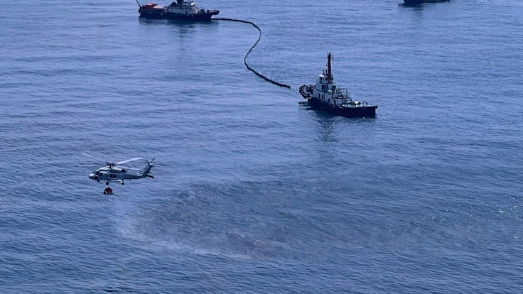 Das Foto vom 27. Januar 2022 zeigt die laufende Reinigung von Rohöl, das durch ein Leck aus einer Unterwasserpipeline der Star Petroleum Refining Public Company Limited im Golf von Thailand in der Nähe von Rayong in den Ozean fließt.