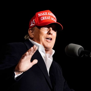 Der republikanische Ex-Präsident Donald Trump spricht bei einer Veranstaltung in Florence im US-Bundesstaat Arizona.