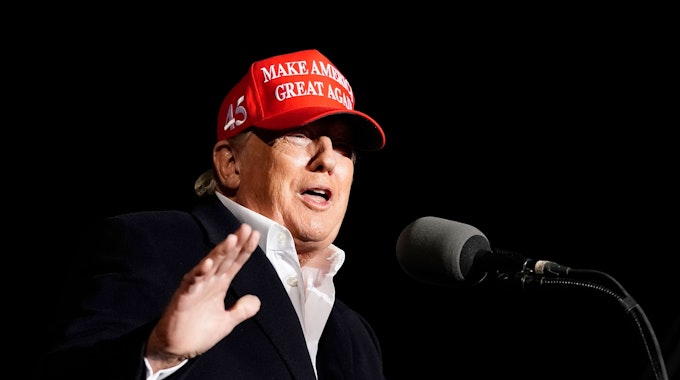 Der republikanische Ex-Präsident Donald Trump spricht bei einer Veranstaltung in Florence im US-Bundesstaat Arizona.