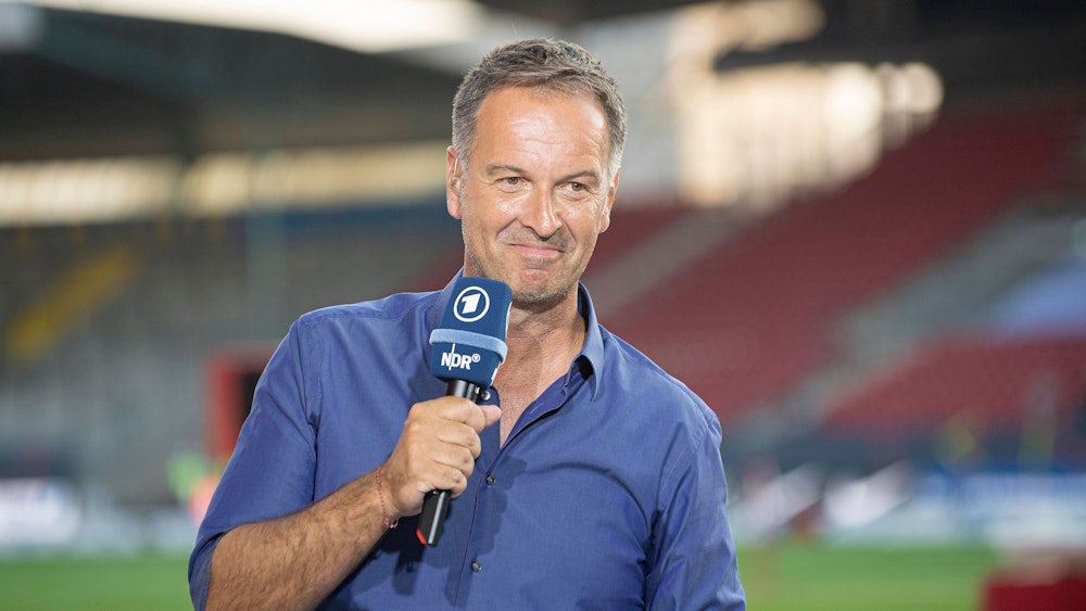 Claus Lufen mit dem ARD-Mikrofon in der Hand.
