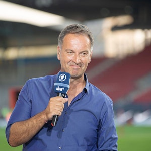 Claus Lufen mit dem ARD-Mikrofon in der Hand.