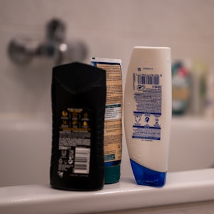 Aus leeren Shampooflaschen lässt sich ein geniales Tool basteln – in wenigen Schritten.