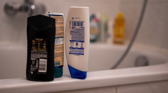 Aus leeren Shampooflaschen lässt sich ein geniales Tool basteln – in wenigen Schritten.