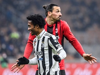 Juan Cuadrado (Juventus) gegen Milan-Angreifer Zlatan Ibrahimović.