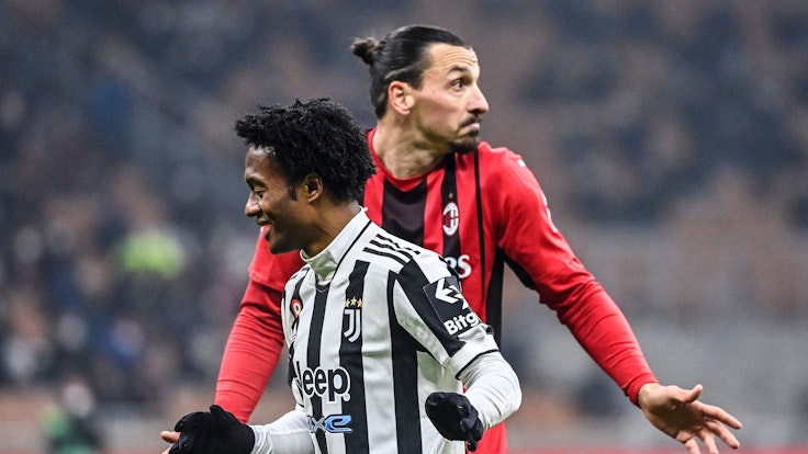 Juan Cuadrado (Juventus) gegen Milan-Angreifer Zlatan Ibrahimović.