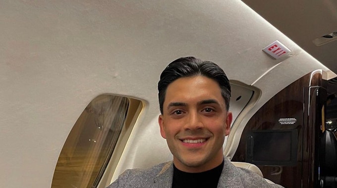 Nadiem Amiri sitzt im Flugzeug auf dem Weg zum neuen Verein.