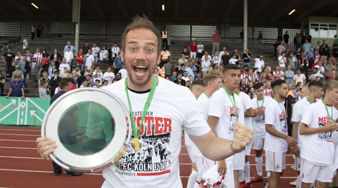 Martin Heck jubelt über die Meisterschaft mit der U17 des 1. FC Köln.