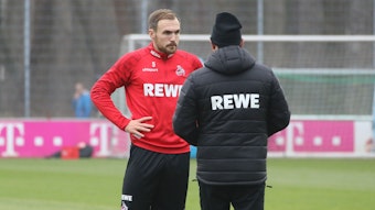 Rafael Czichos spricht mit Steffen Baumgart.