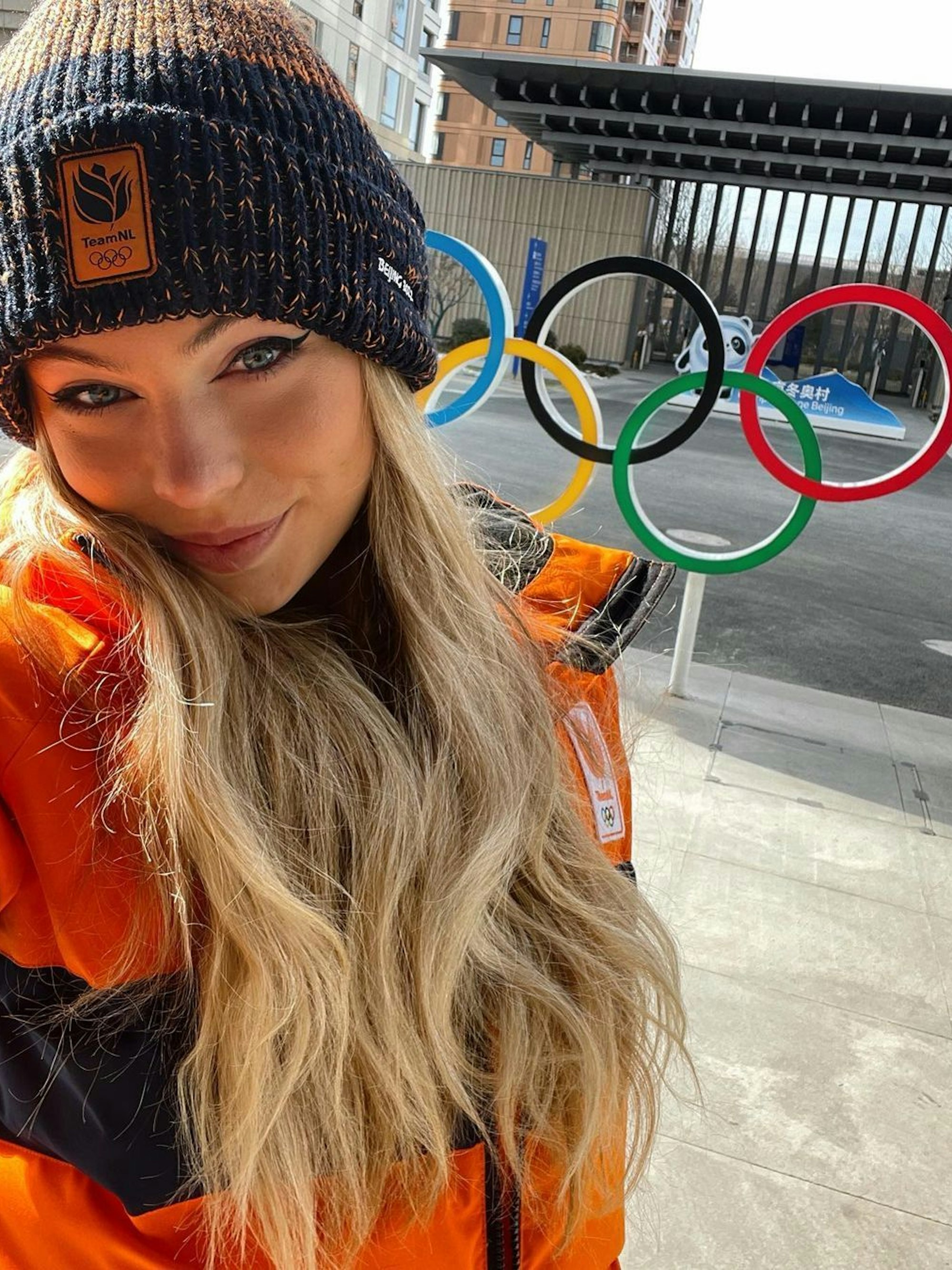 Eisschnelllauf-Star Jutta Leerdam ist in China angekommen. Die Niederländerin veröffentlichte dieses Selfie vor den Olympischen Ringen am Freitag (28. Januar 2022) auf ihrem Instagram-Kanal. 

Foto am 28.01.2022 von Anton Kostudis von instagram.com/juttaleerdam zum Zweck der Berichterstattung heruntergeladen.