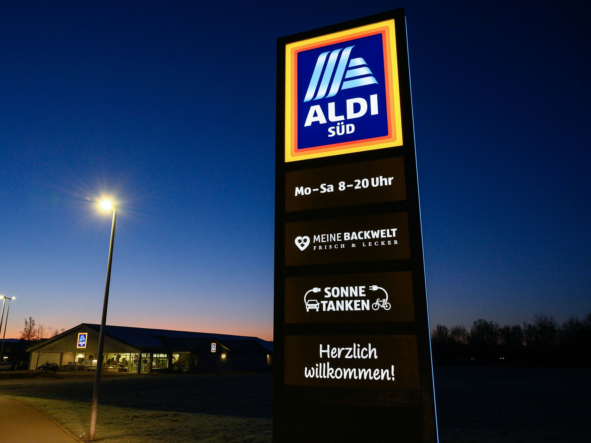 Ein Schild des Discounters Aldi Süd leuchtet vor einer Filiale, aufgenommen im Dezember 2019.