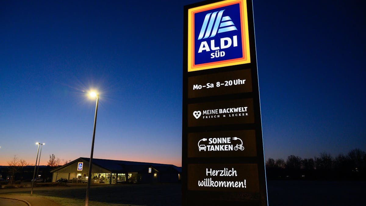 Ein Schild des Discounters Aldi Süd leuchtet vor einer Filiale, aufgenommen im Dezember 2019.