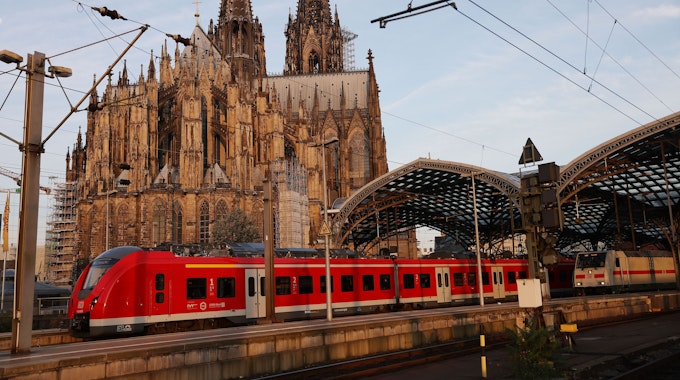 Brückenschaden auf der Bahnstrecke Köln-Koblenz. Hier ein undatiertes Foto vom Kölner Hauptbahnhof.