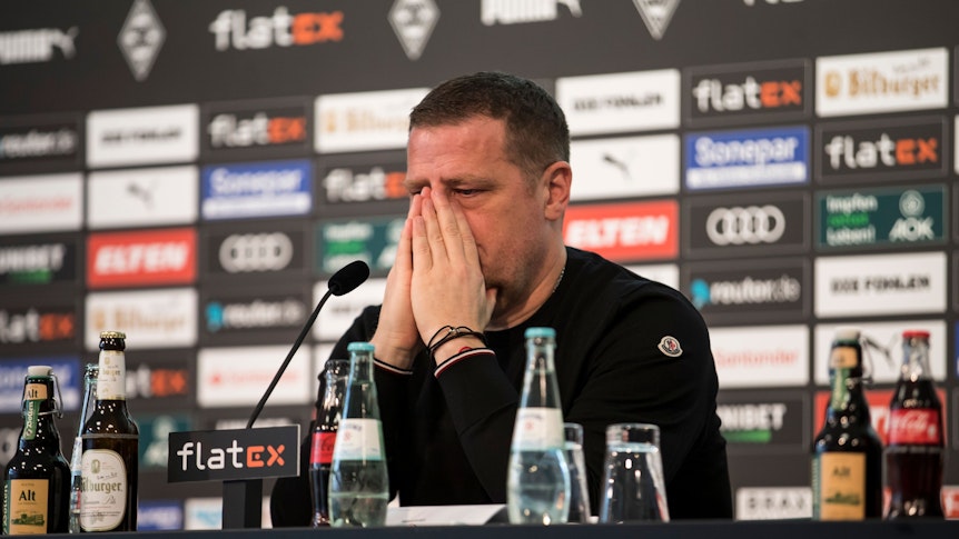 Max Eberl hat am Freitag (28. Januar 2022) seinen Rücktritt als Sportdirektor bei Borussia Mönchengladbach bekannt gegeben. Eberl zeigt Emotionen bei der Pressekonferenz im Borussia-Park.