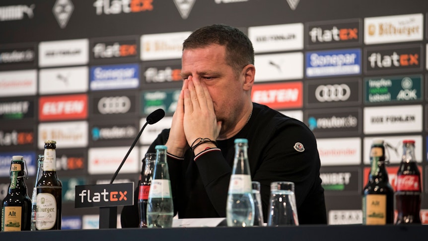 Max Eberl bei seiner Rücktritts-Pressekonferenz am 28. Januar 2022 als Sportdirektor von Fußball-Bundesligist Borussia Mönchengladbach. Inzwischen hat der 49-Jährige bei RB Leipzig angeheuert. Auf diesem Bild hält sich ein weinender Eberl die Hände vor das Gesicht.
