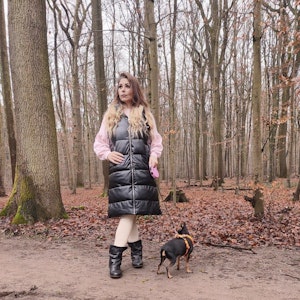 Joana N. aus Leverkusen geht im Wald mit ihrem Hund spazieren.