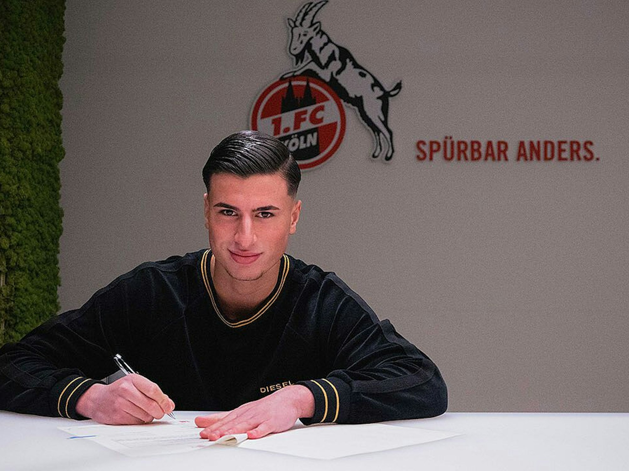 Arda Süne unterzeichnet seinen Vertrag beim 1. FC Köln.