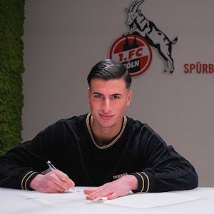 Arda Süne unterzeichnet seinen Vertrag beim 1. FC Köln.